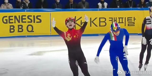中国队男子5000米接力摘金！林孝埈跪在冰面上庆祝！-1