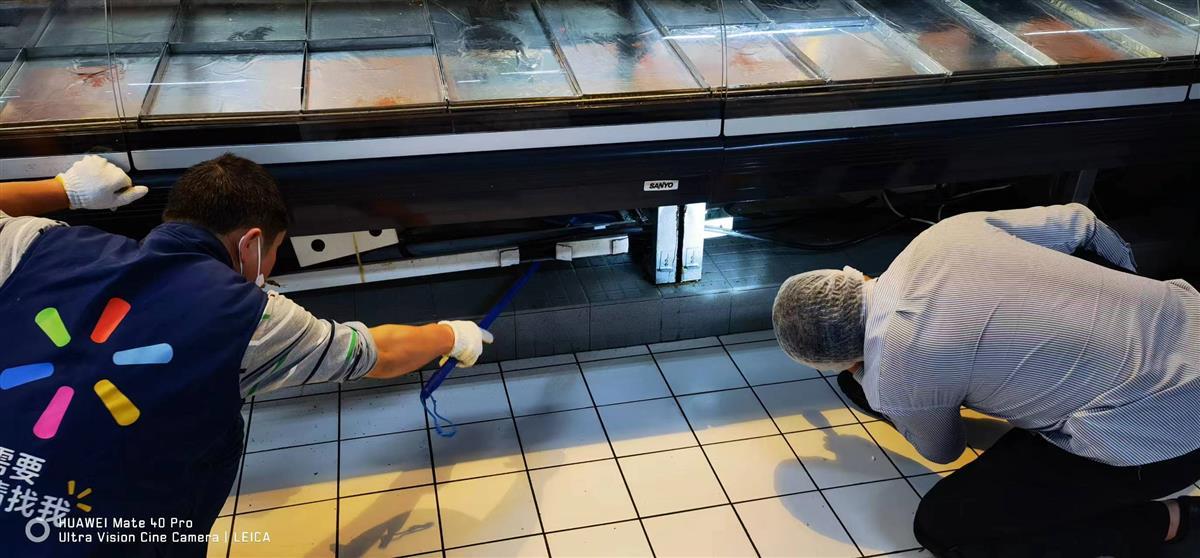 杭州沃尔玛门店回应“熟食区有蟑螂爬行”：所涉食物被废弃，已加强消杀播