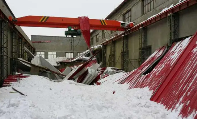 郑州市遭遇大雪天气，多个仓库屋顶塌方、倒塌，损失惨重-2
