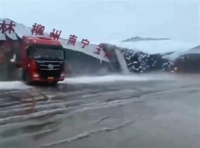 郑州市遭遇大雪天气，多个仓库屋顶塌方、倒塌，损失惨重