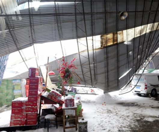 郑州市遭遇大雪天气，多个仓库屋顶塌方、倒塌，损失惨重-3