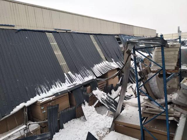 郑州市遭遇大雪天气，多个仓库屋顶塌方、倒塌，损失惨重-4