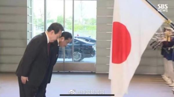 韩总统尹锡悦向日本国旗鞠躬画面引争议
