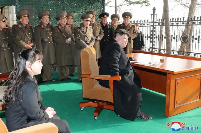金正恩视察朝鲜新型战术核导弹发射-1