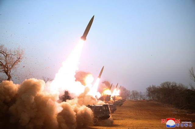 金正恩视察朝鲜新型战术核导弹发射-3