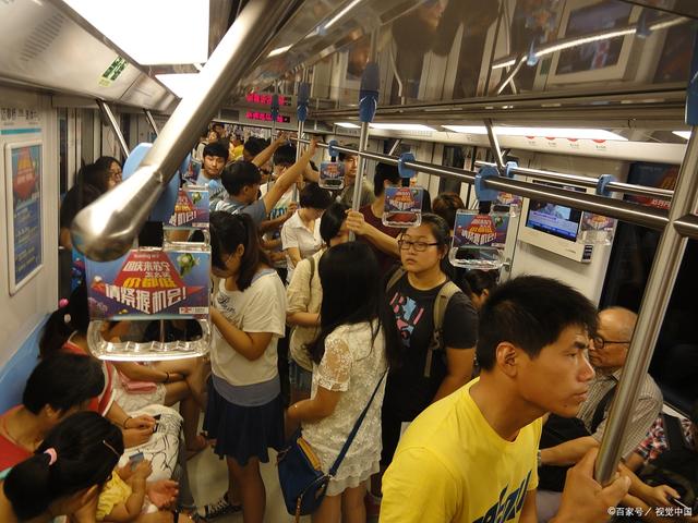 重庆地铁上男子突发躁狂，持携带的水果刀刺伤女乘客，被合力制止-1