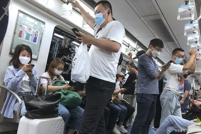 媒体：坐地铁是否强制戴口罩应明确，地铁工作人员：不作强制要求