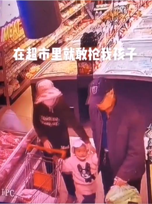 2岁女童在超市险被陌生老人牵走，老人：不好意思职业病犯了！