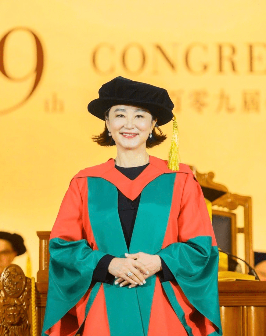 68岁林青霞获得博士学位，深夜发文感谢港大，替母亲实现博士梦想-9