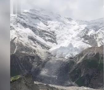 游客新疆旅游拍下雪崩全过程：场面非常壮观，游客惊声尖叫